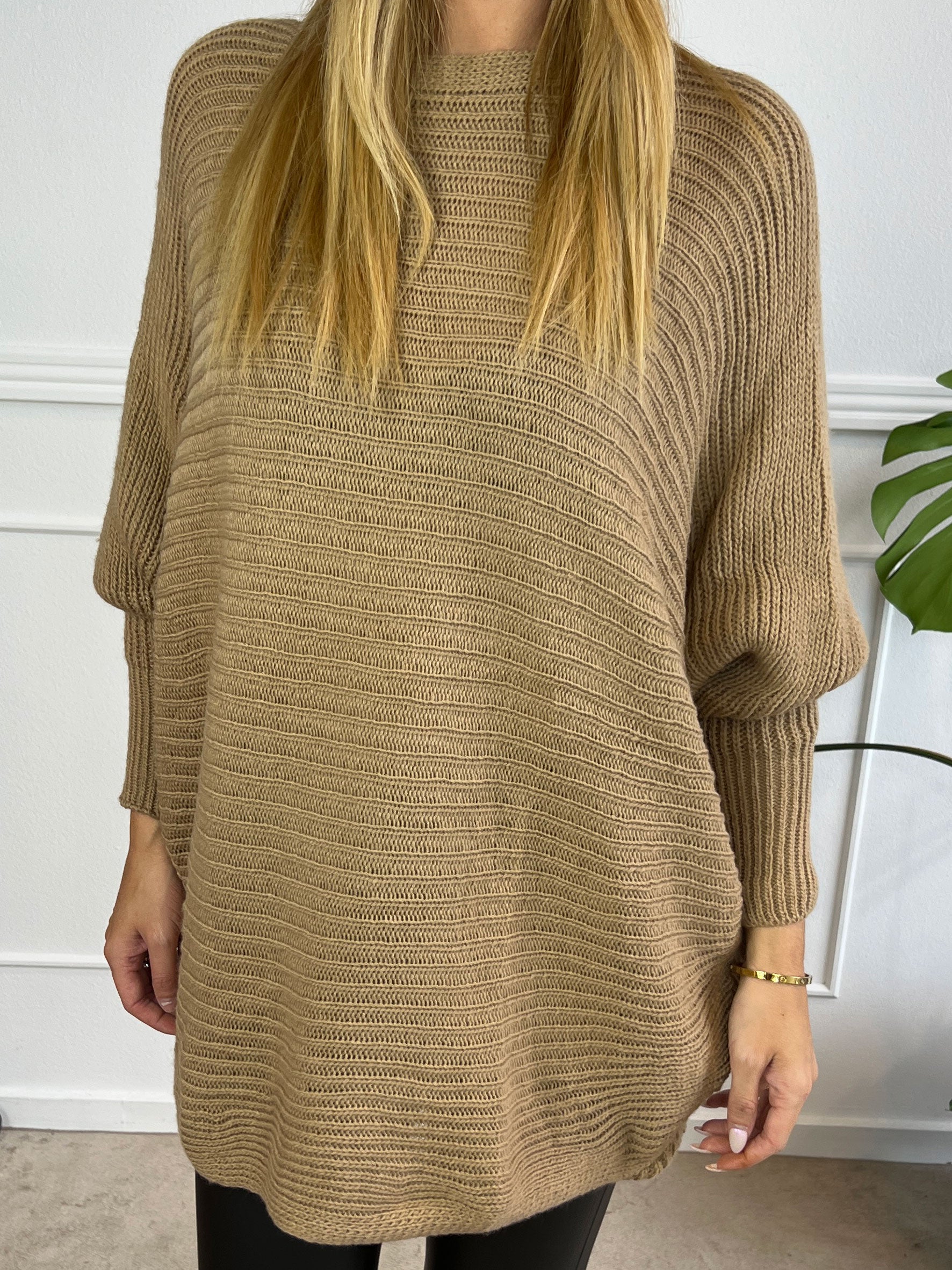 Gabbi - Oversized stickat med fladdermusärmar